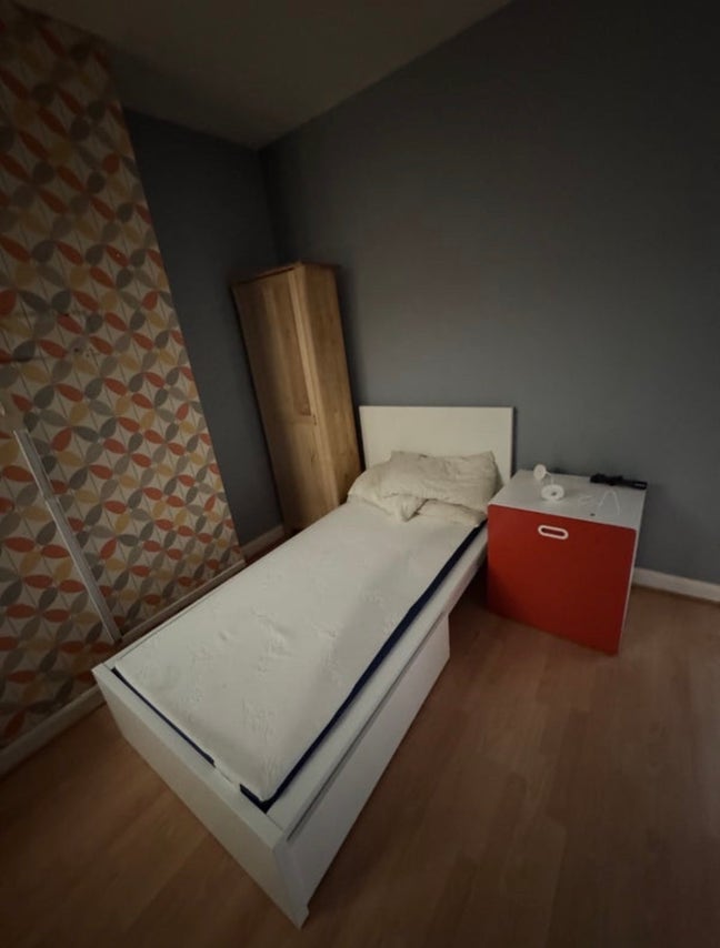 Single room all bills including  Main Photo