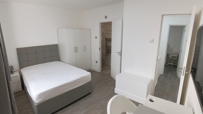 Newly Refurbished 4-Bed Professional House Share Main Photo