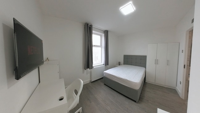 Newly Refurbished 4-Bed Professional House Share Main Photo