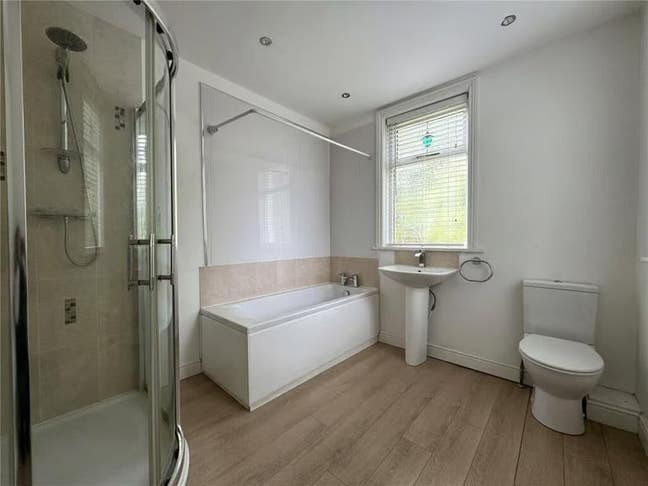 King Size En-Suite Room Available – London E6 2LB  Main Photo