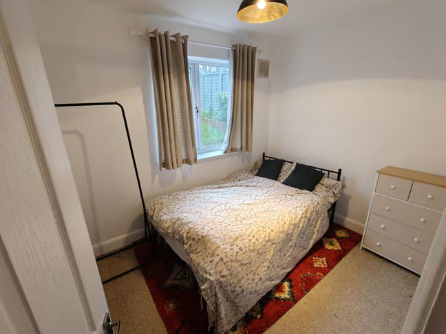 Double bedroom in a modern ground floor flat Main Photo