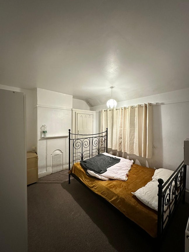 Spacious Furnished Double Room with Large Wardrobe Main Photo