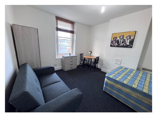 ✨ Newly Decorated Studio Flat -Bills Not Inc! Main Photo