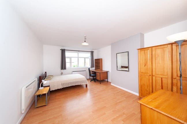 Spacious double bedroom, 8mins walk to Zone 2 tube Main Photo
