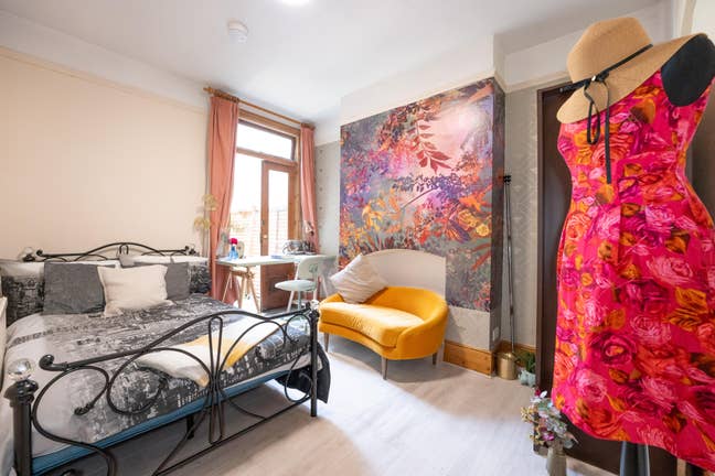 Central, spacious room close to station, hospital Main Photo