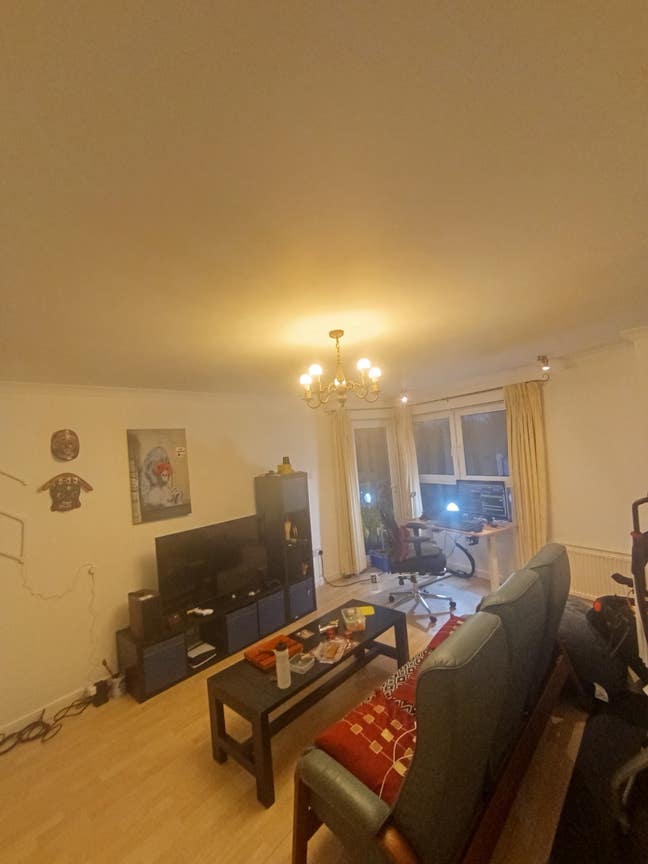 Room for rent in modern apartment close to city  Main Photo