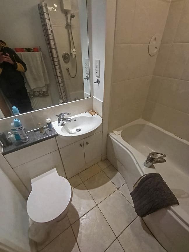 Room for rent in modern apartment close to city  Main Photo