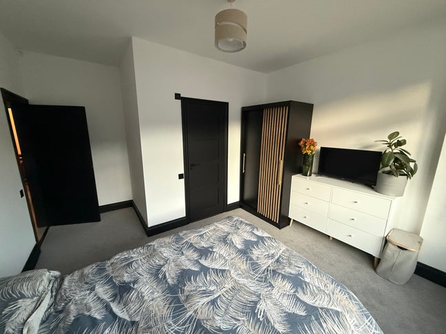 Double Bedroom with Ensuite Main Photo
