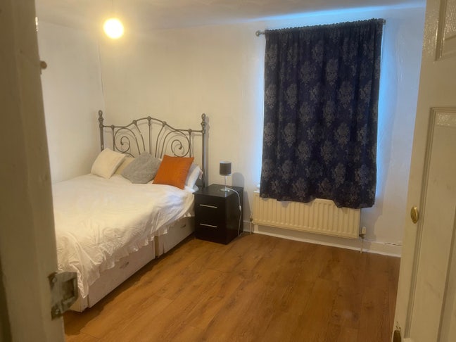 A double room for rent In Rochester me1 2hn Main Photo