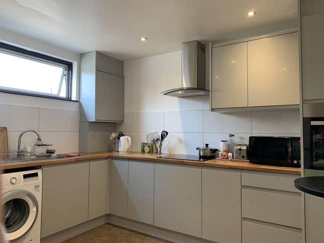 Spacious double, 5mins walk to Stratford Station Main Photo