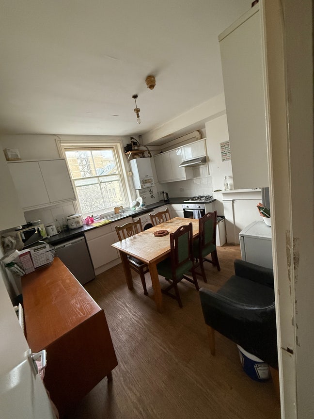 2 single room available in sharing flat Main Photo