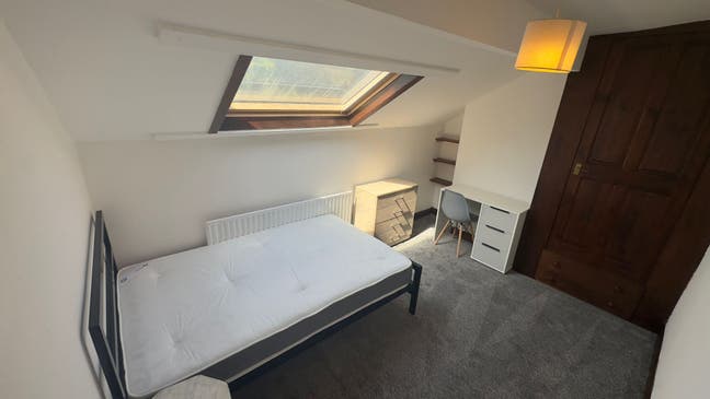 Room 5, Knowle Avenue - Burley Houseshare  Main Photo