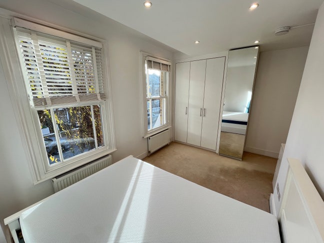 Bright, spacious room in a modern home Main Photo