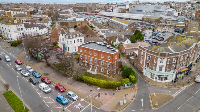 &pound;1,100 all bills - Studio next to station Main Photo