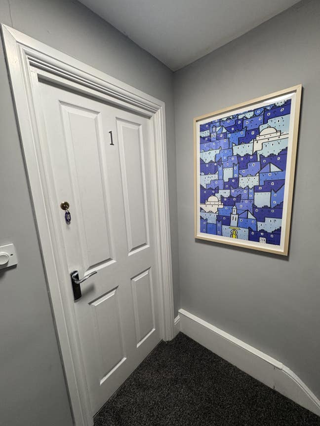 Two Ensuite rooms Left - Newly furnished Main Photo