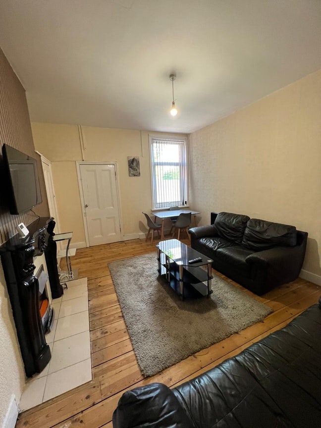 Fully Furnished 2-Bedroom Flat | Wingrove Avenue Main Photo