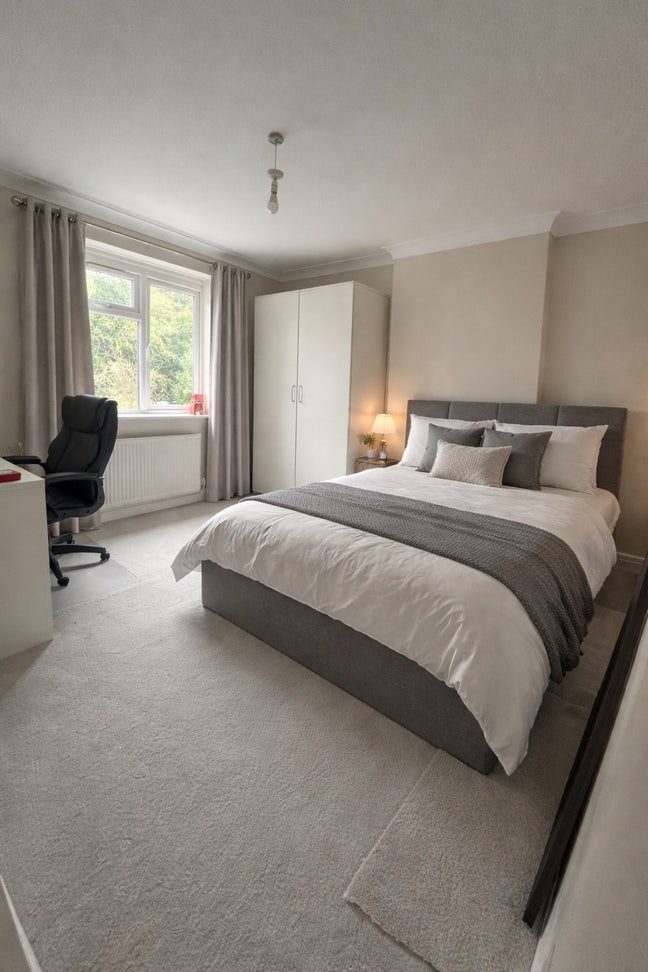 Double room in newly refurbished house Main Photo