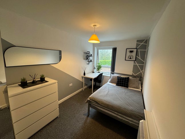 Cosy room with all bills included / Low Deposit Main Photo