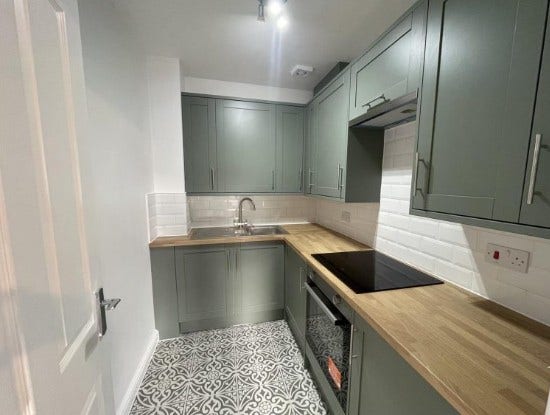 2 bedroom fully refurbished flat available now! Main Photo