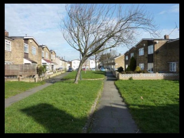 Bright room in a large house with a great garden Main Photo