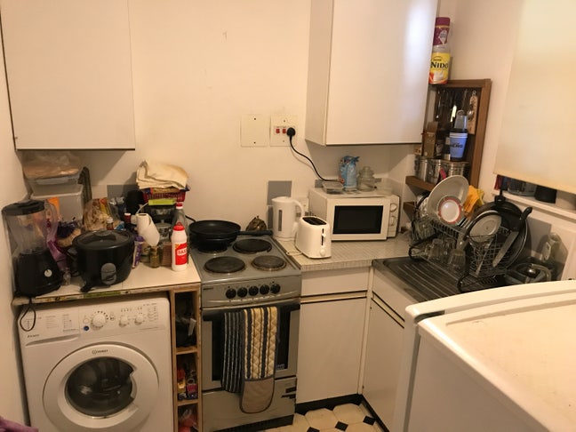 A large bedroom in quiet flat near Earlsfield st  Main Photo