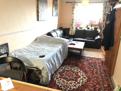 A large bedroom in quiet flat near Earlsfield st  Main Photo