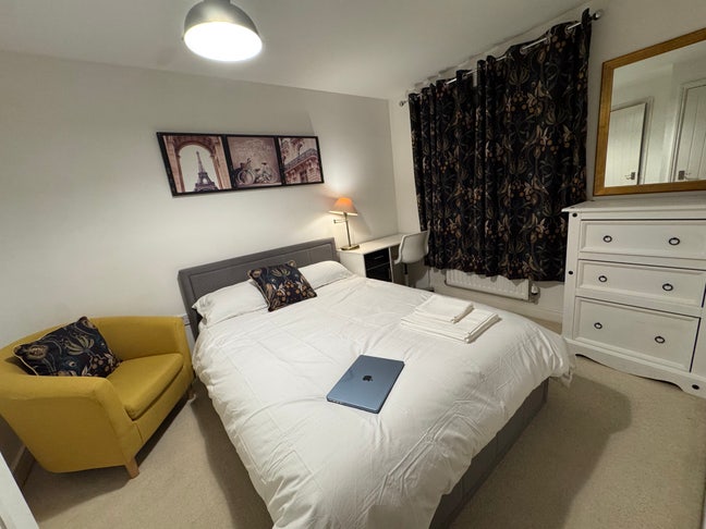 Executive New house; 5 minutes from Town + Patking Main Photo