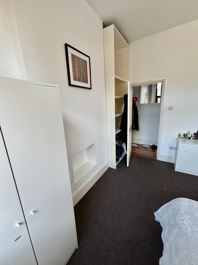 Large Double in 2-Bed 8 Minutes to Brixton Station Main Photo
