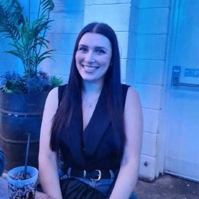 I am a professional female aged 29. I am look... Main Photo