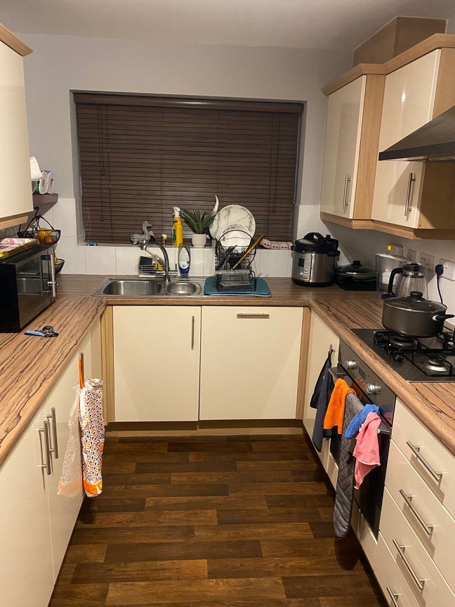 A room available in four bedroom house Main Photo