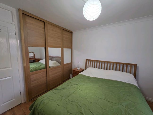 Lovely double room in a modern and clean flat Main Photo