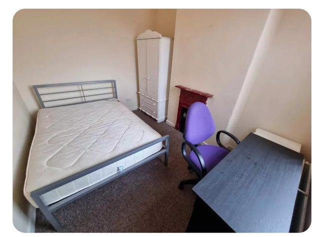 1 double bedroom available left near University Main Photo