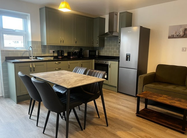 Brand new double en-suite room with PARKING Main Photo