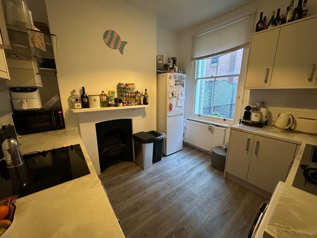 Two Rooms available in E1 Main Photo