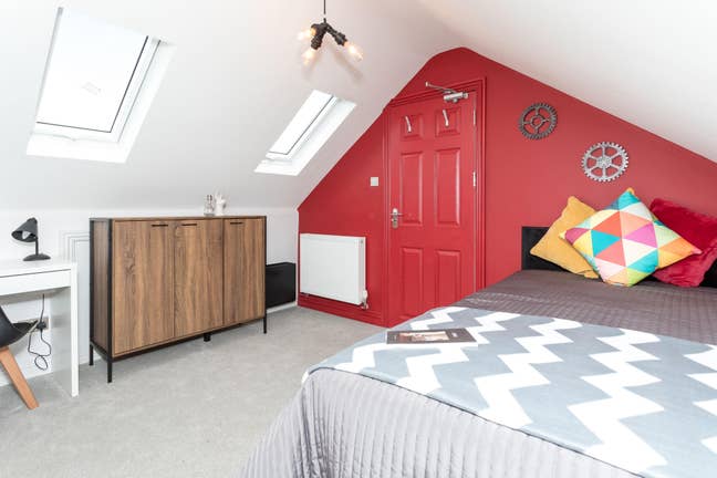 Next to Crawley train station! Double- En-suite.  Main Photo