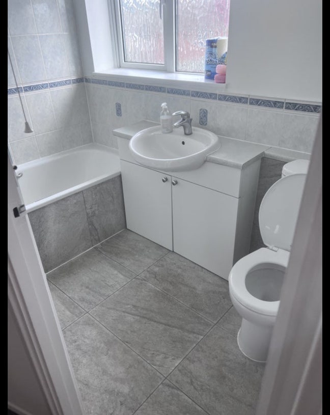 Clean and tidy spacious box room Main Photo