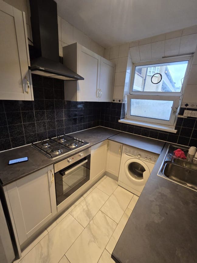 3 Bedroom Flat In White Chapel &pound;3400 Main Photo