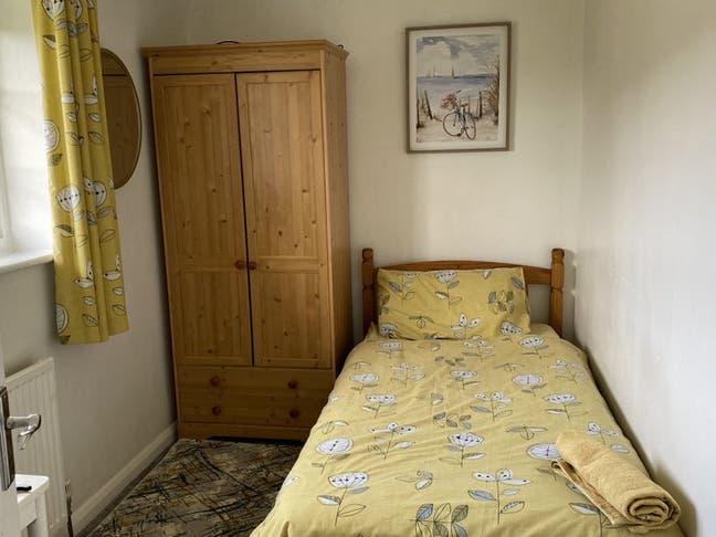 Attractive Room on peaceful road  Main Photo