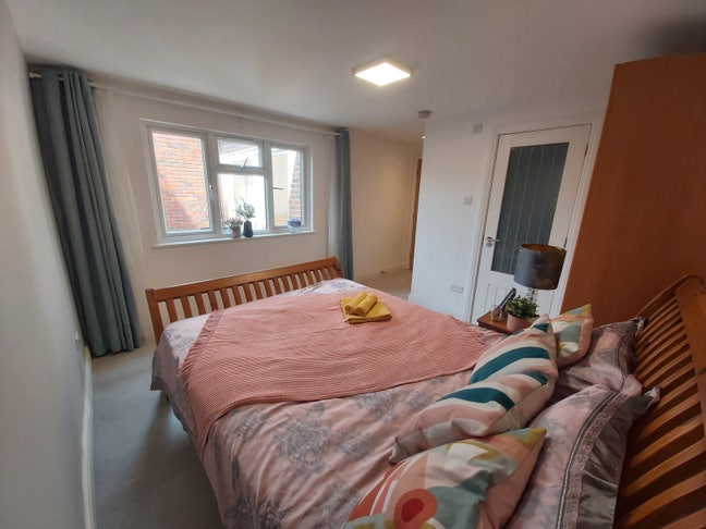 SW20 0UN Double Ensuite Room Free Cleaner Main Photo