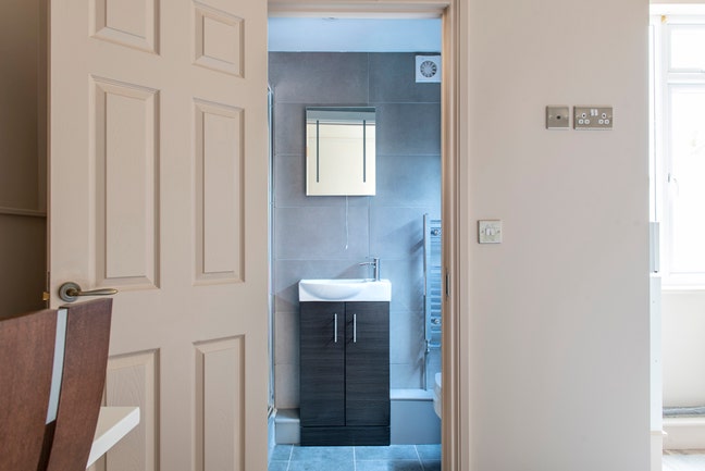 Studio room with ensuite close to center, parking Main Photo