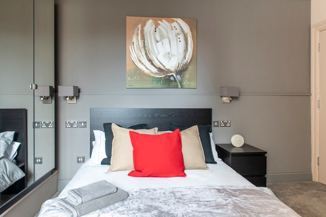 Studio room with ensuite close to center, parking Main Photo