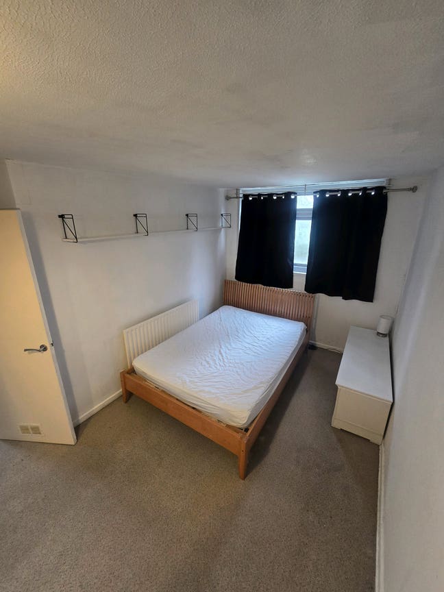 Double room with built in wardrobe to rent Main Photo