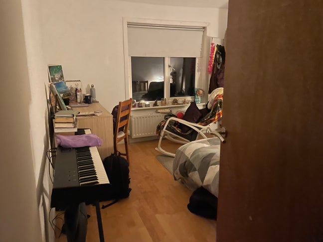 Double room in a clean professional house Main Photo