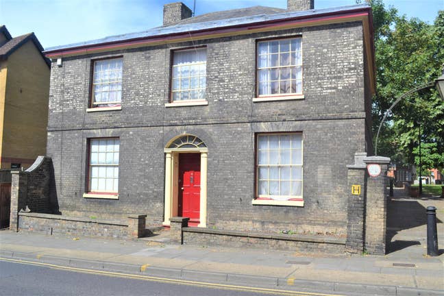 Large Double Room avaliable Main Photo