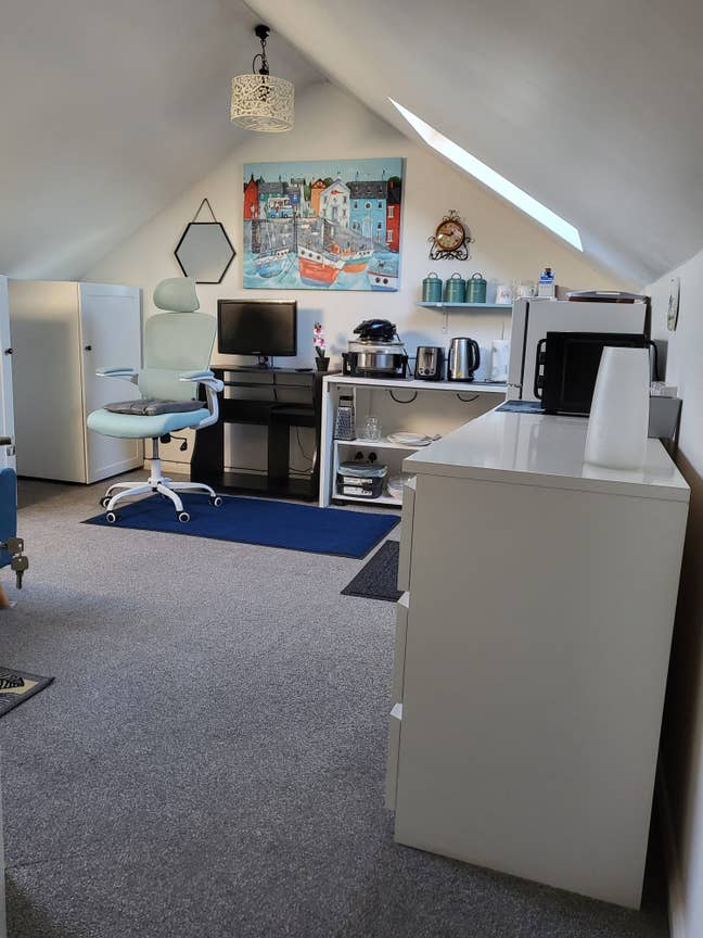 Large Bright Attic Room, with cooking facilities  Main Photo