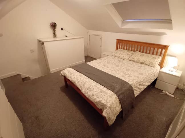 Very Large Quiet Room in Good House - 900MB WIFI Main Photo