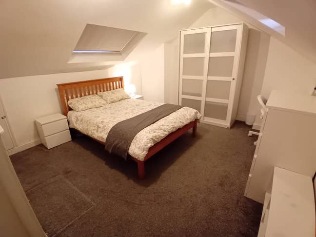 Very Large Quiet Room in Good House - 900MB WIFI Main Photo