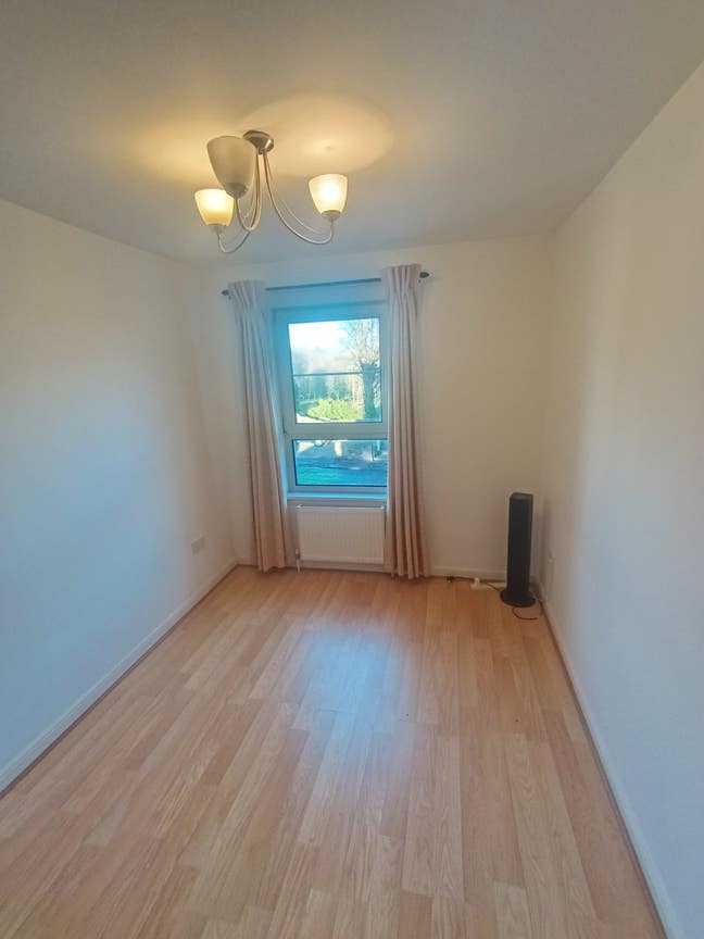 Room for rent in modern apartment close to city  Main Photo