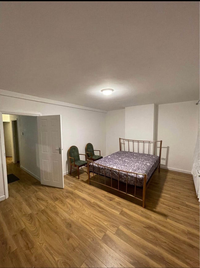 Extra large double bed room  Main Photo