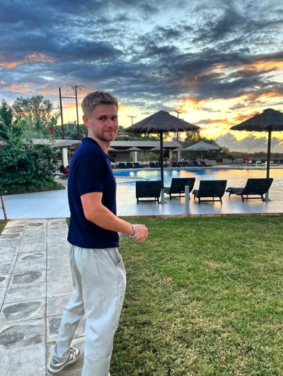 I am a professional male aged 28. I am lookin... Main Photo